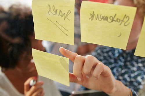 Businesswoman pointing at a sticky note