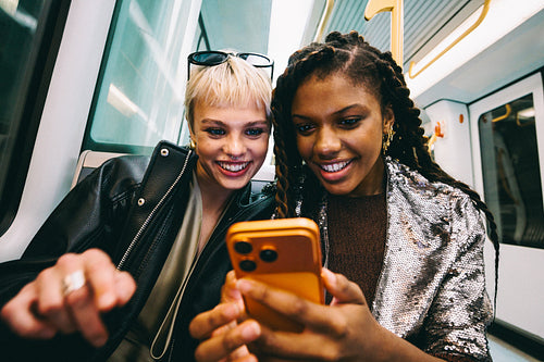On the go together: friends sharing a smartphone on the metro