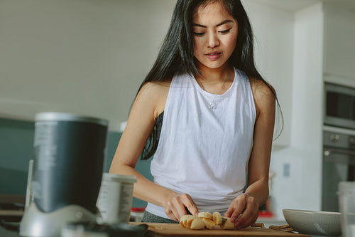 Woman preparing healthy juice in the kitchen