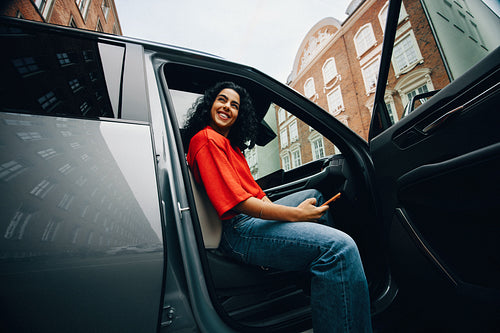 Smartphone use keeps the car paused during a city commute