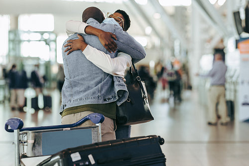 Couple meet in airport after separation due to covid