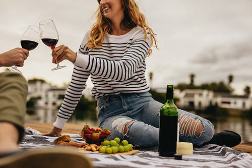 Couple on date toasting wine glasses