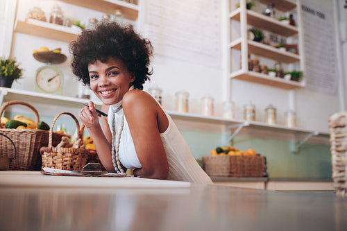 Smiling young woman working in a juice bar