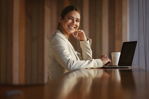 Caucasian business woman working in a cafe