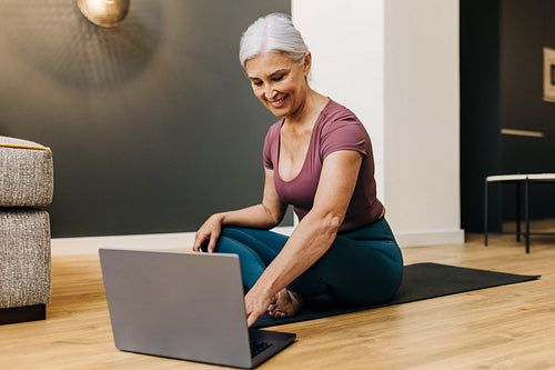Online yoga: Woman using laptop to discover new yoga classes