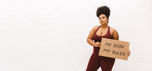 Healthy woman holding "My body my rules" sign