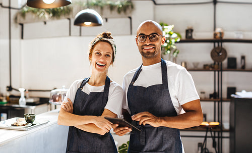 Coffee shop management: Two hospitality entrepreneurs running a small business together