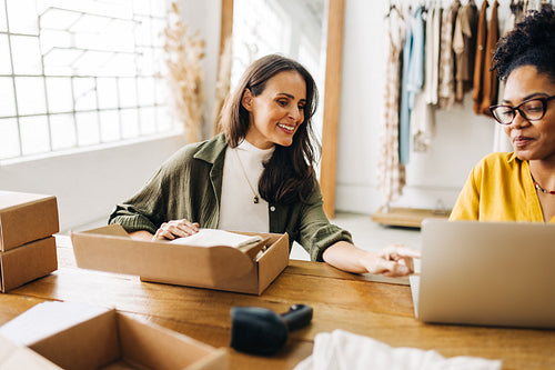 Online store for boutique owners: Women in the dropshipping business