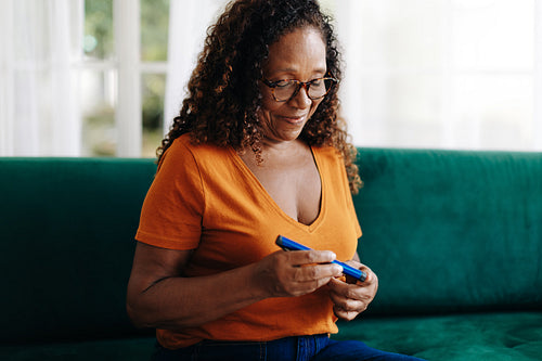 Woman with diabetes giving herself an insulin delivery with a smart insulin pen