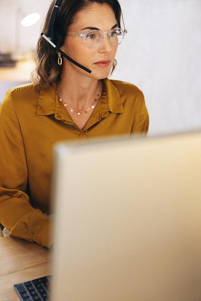 Virtual assistant providing client support with a headset