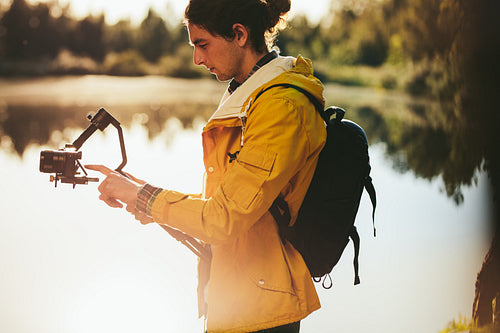 Man operating a camera fixed on a gimbal