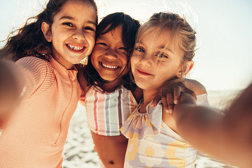 Taking cute summer selfies at the beach