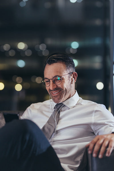 Booking his hotel while waiting for his flight