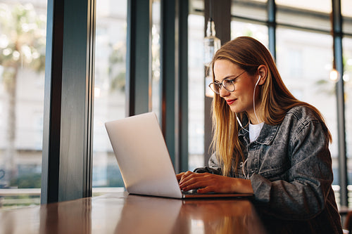 Woman blogging from a cafe