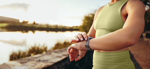 Checking heart rate and time on a wearable tech device