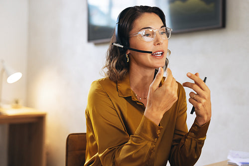 Telecommunications worker providing professional customer support in a call centre