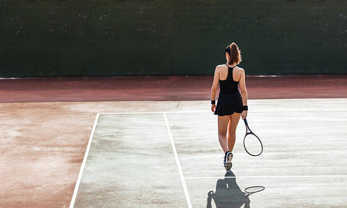 Female tennis player on the court.