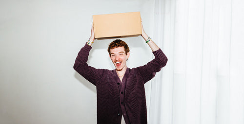 The delivery scene shows a young man with a package for online shopping.