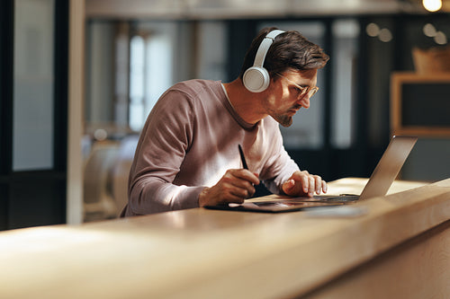 Graphic designer busy with a project in a cafe