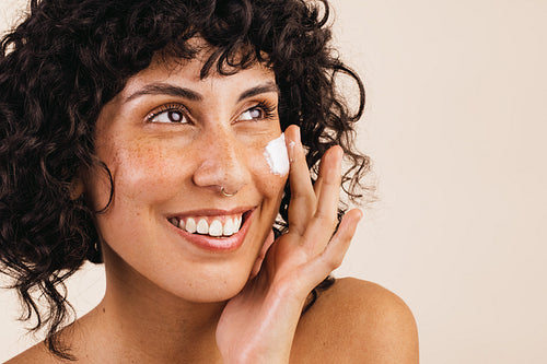 Caring for the skin with moisturizing cream