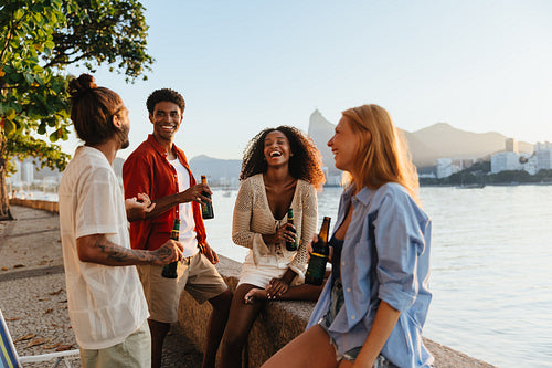 Group of friends enjoying drinks at Mureta Da Urca