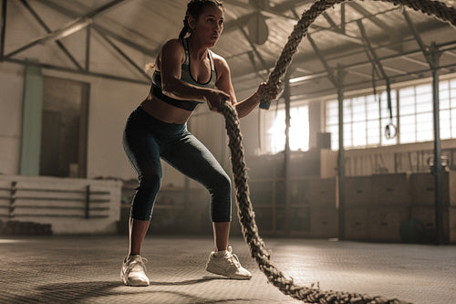 Fat burning workout using battle ropes