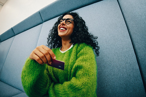 The student shows a credit card in an indoor payment scene