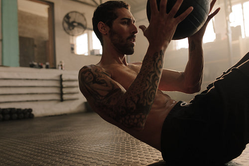 Abdomen exercise with medicine ball