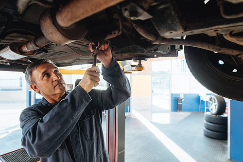 Auto mechanic repairing a car