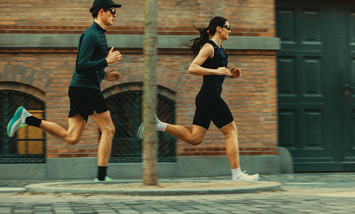 The fitness of running together stands out with a man and woman in the city