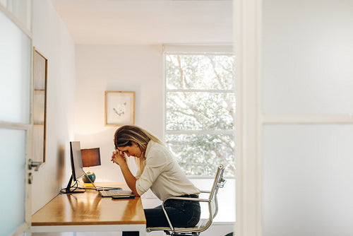 Young businesswoman having a burnout at work