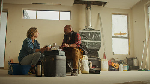 Lunch break: Couple refuels together amid their busy renovation day