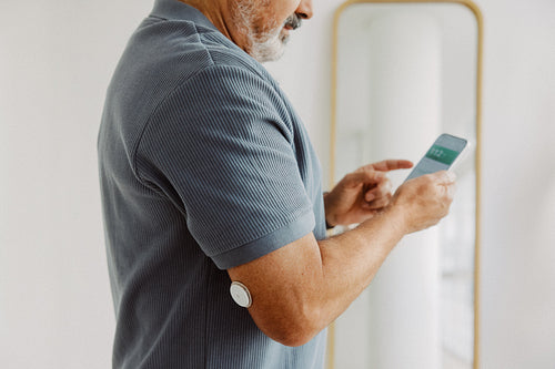 Diabetes patient scans glucose data with a smartphone