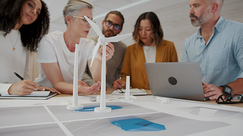 Female leadership in a sustainable energy project: Business woman discussing her ideas with her team in a meeting