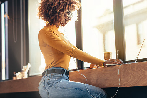 Freelancer woman working on laptop at a restaurant