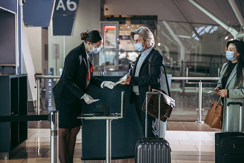 Flight attendant assisting passengers during pandemic