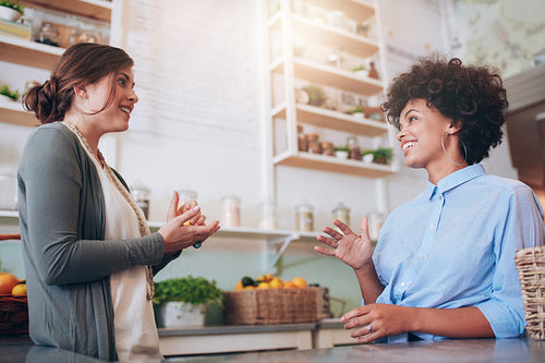 Juice bar partners discussing new business