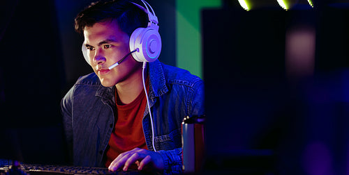 Gamer looking at his screen during his gameplay, contemplating his next move in the video game