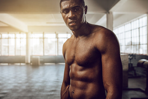 Crossfit guy training at the gym