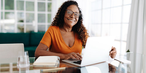 Home office: Senior business woman enjoying hybrid working