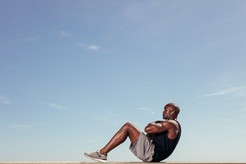 Fitness model doing crunches