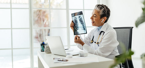 Remote diagnosis: Doctor explaining an x ray image in a virtual consultation
