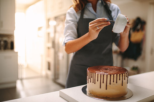 Chef decorating a cake of chocolate