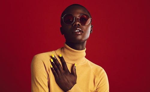 Stylish african woman posing in sunglasses