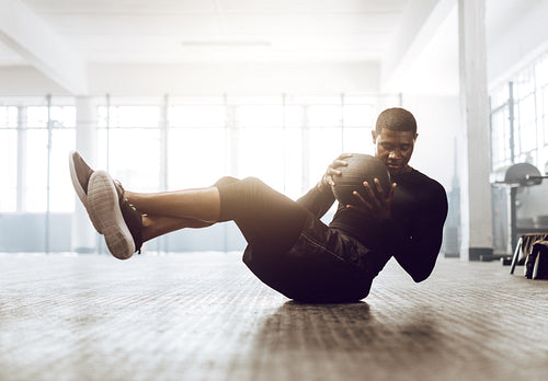 Crossfit guy training at the gym