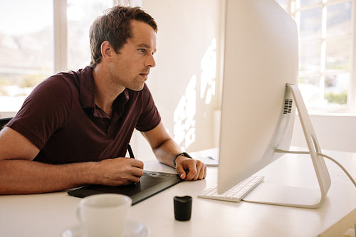 Man using a digitizer to write text in computer