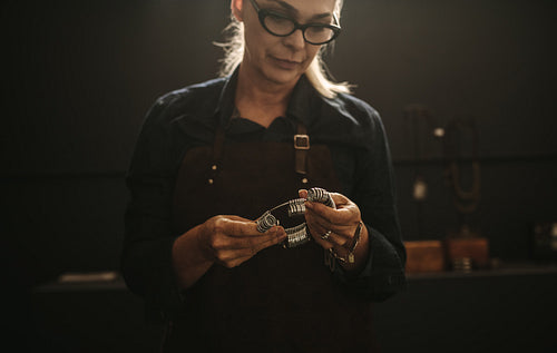 Jeweler with professional ring finger measurer