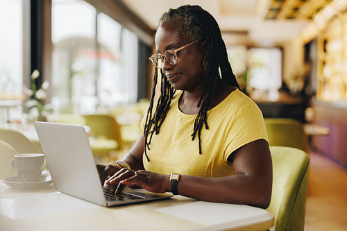 Self-employed woman working in a cafe