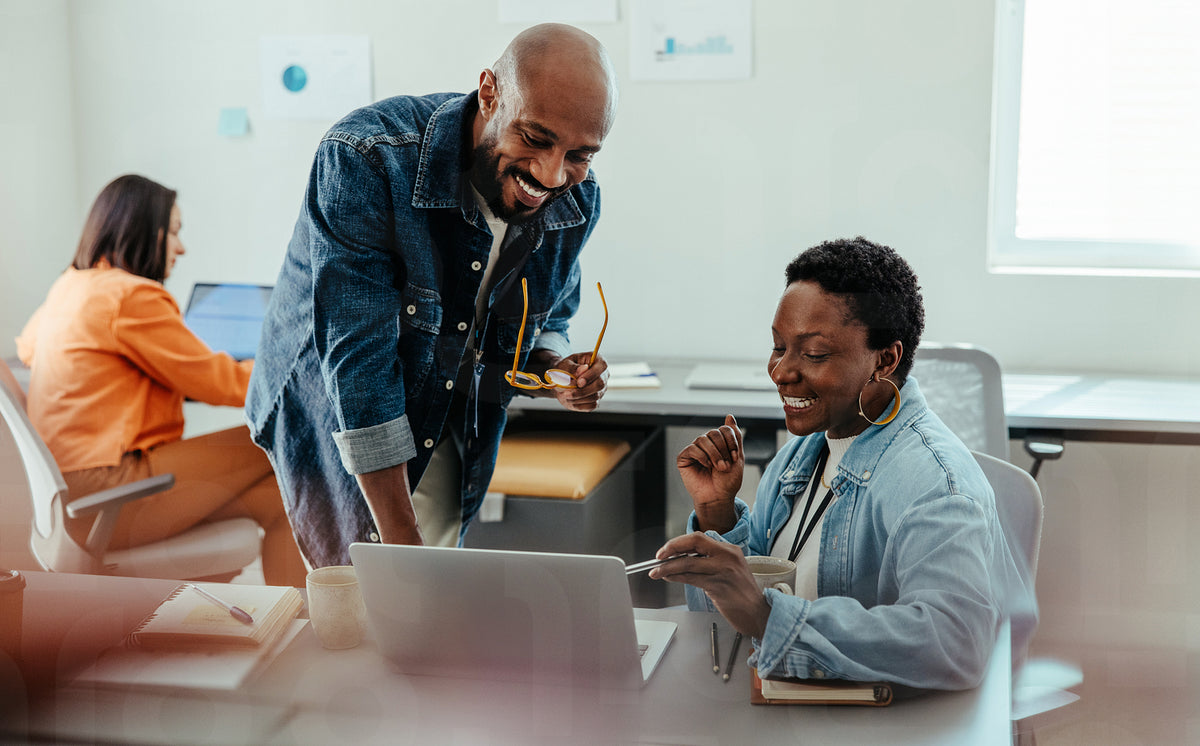 Image Manager Feedback Manager giving feedback and collaborating with an employee during a re ...
