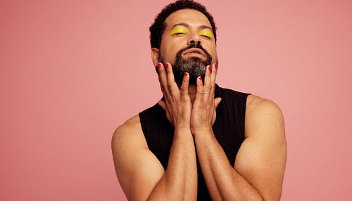 Quuer man with make-up